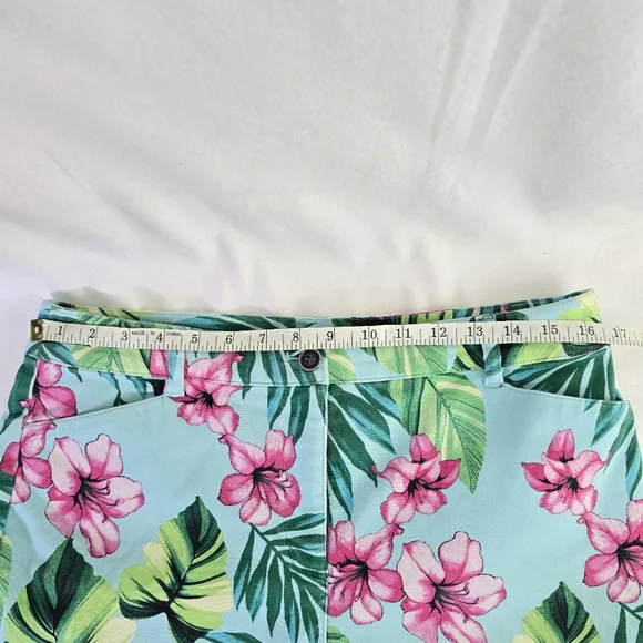Chicos Sz 1 Perfect Stretch Mystical Blue Blossoms Floral Tropical Capri Pants - Picture 8 of 12